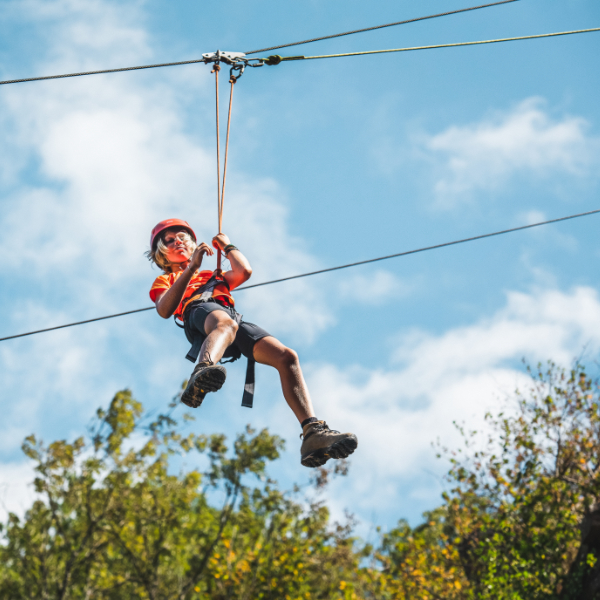 Accrobranche en famille cadre naturel tyrolienne